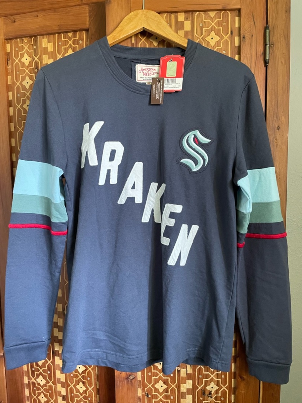 NWT Men’s M Seattle Kraken Lightweight Crew Neck Shirt